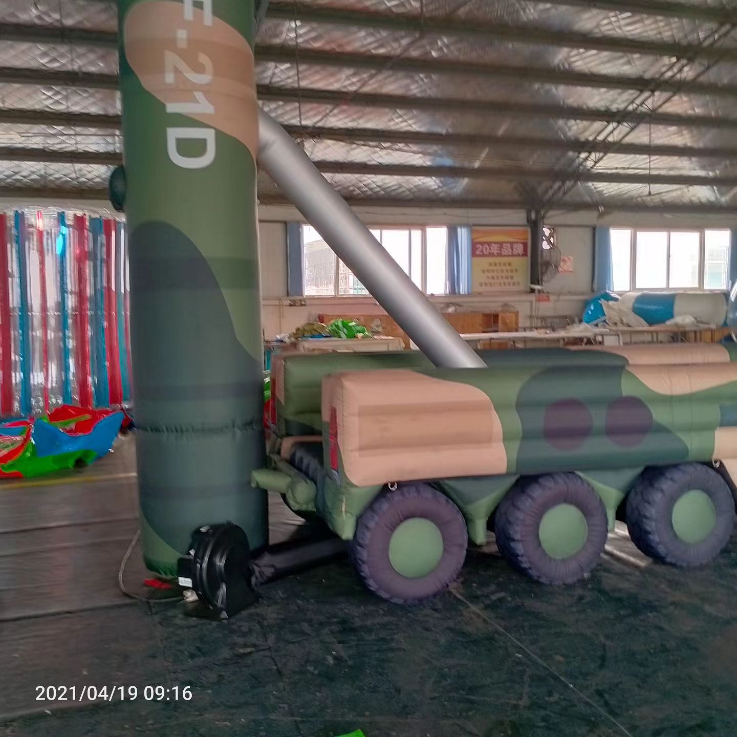 青川军事演习中的充气目标车辆：模拟发射车雷达车坦克飞机